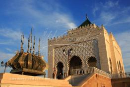 Image du Maroc Professionnelle de  Le tombeau du plus populaire des sultans du Maroc, Mohammed V, père de l’indépendance repose ici dans cette  demeure bâtie en marbre blanc et couronnée par un toit pyramidale orna de tuiles vertes, symbole de la royauté. Sa construction a nécessita une dizaine d’année, au premier plan  les colonnes de l’esplanade de la Mosquée Hassan à Rabat, Jeudi 1er Mars 2007. (Photo / Abdeljalil Bounhar)
 